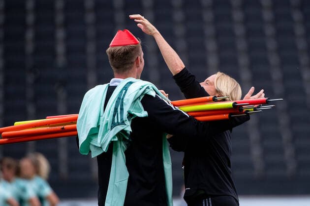 Sport Bilder des Tages Martina Voss-Tecklenburg (Deutschland, Bundestrainerin) baut Trainingsstangen ab und setzt Jan-Ingwer Callsen-Bracker (Deutschland, Co-Trainer) ein Huetchen auf den Kopf, GBR, Abschlusstraining Deutschland, Fussball UEFA Womens EURO 2022, 26.07.2022, Halbfinale GBR, Abschlusstraining Deutschland, Fussball UEFA Womens EURO 2022, 26.07.2022, Halbfinale Milton Keynes Copyright: xEibner Memmlerx EP_MMR
