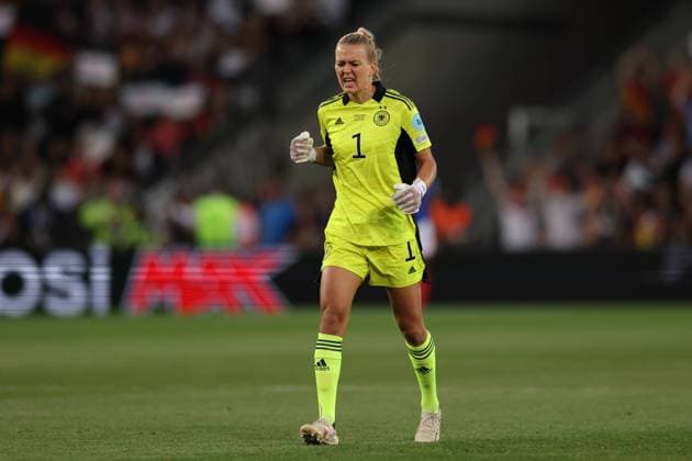 Milton Keynes, England, 27th July 2022. Merle Frohms of Germany celebrates after team mate Alexandra Popp scored to give the side a 1-0 lead during the UEFA Women s European Championship, EM, Europameisterschaft 2022 match at stadium:mk, Milton Keynes. Picture credit should read: Jonathan Moscrop Sportimage EDITORIAL USE ONLY. No use with unauthorised audio, video, data, fixture lists, club league logos or live services. Online in-match use limited to 120 images, no video emulation. No use in betting, games or single club league player publications. SPI-1770-0034