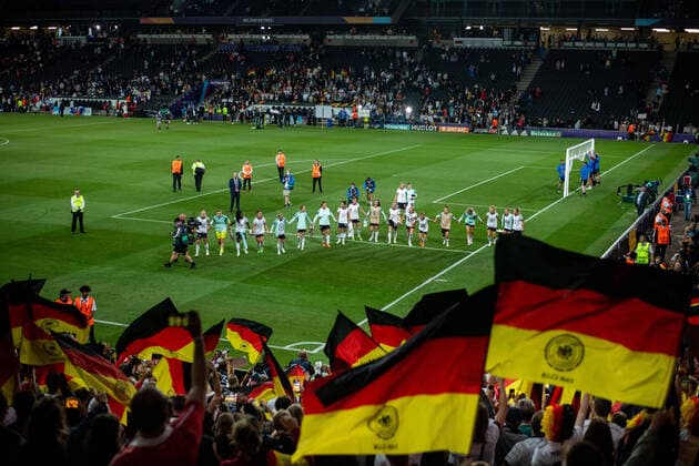 Sport Bilder des Tages Die Spielerinnen von Deutschland jubeln ueber den Sieg, davor die Fans auf der Tribuene mit Fahnen, GBR, Deutschland vs. Frankreich, Fussball UEFA Womens EURO 2022, 27.07.2022, Halbfinale GBR, Deutschland vs. Frankreich, Fussball UEFA Womens EURO 2022, 27.07.2022, Halbfinale Milton Keynes Copyright: xEibner Memmlerx EP_MMR