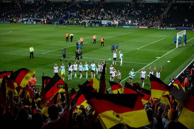 Die Spielerinnen von Deutschland jubeln ueber den Sieg, davor die Fans auf der Tribuene mit Fahnen, GBR, Deutschland vs. Frankreich, Fussball UEFA Womens EURO 2022, 27.07.2022, Halbfinale GBR, Deutschland vs. Frankreich, Fussball UEFA Womens EURO 2022, 27.07.2022, Halbfinale Milton Keynes Copyright: xEibner Memmlerx EP_MMR