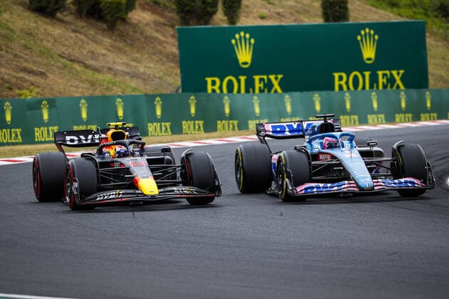11 PEREZ Sergio (mex), Red Bull Racing RB18, 14 ALONSO Fernando (spa), Alpine F1 Team A522, action during the Formula 1 Aramco Magyar Nagydij 2022, Hungarian Grand Prix 2022, 12th round of the 2022 FIA Formula One World Championship, WM, Weltmeisterschaft from July 28 to 31, 2022 on the Hungaroring, in Mogyorod, Hungary - F1 - HUNGARIAN GRAND PRIX 2022 - RACE DPPI Panoramic 00122031__V2_7373.JPG_