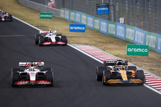 20 MAGNUSSEN Kevin (den), Haas F1 Team VF-22 Ferrari, 03 RICCIARDO Daniel (aus), McLaren F1 Team MCL36, action during the Formula 1 Aramco Magyar Nagydij 2022, Hungarian Grand Prix 2022, 12th round of the 2022 FIA Formula One World Championship, WM, Weltmeisterschaft from July 28 to 31, 2022 on the Hungaroring, in Mogyorod, Hungary - F1 - HUNGARIAN GRAND PRIX 2022 - RACE DPPI Panoramic 00122031__F_16811.JPG_