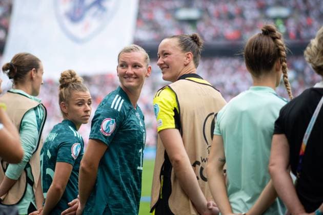 Alexandra Popp (Deutschland 11), Almuth Schult (Deutschland 12) vor dem Spiel, GBR, England vs. Deutschland, Fussball UEFA Womens EURO 2022, 31.07.2022, Finale GBR, England vs. Deutschland, Fussball UEFA Womens EURO 2022, 31.07.2022, Finale London Copyright: xEibner Memmlerx EP_MMR