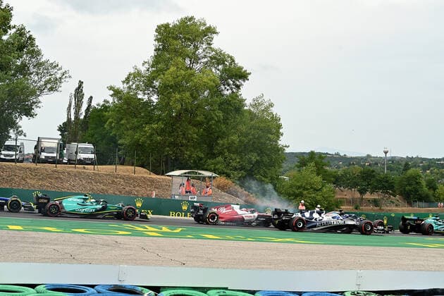 Formel 1 Grand Prix Großer Preis von Ungarn 2022 31.07.2022, Hungaroring, Budapest, Formel 1 Grand Prix Großer Preis von Ungarn 2022 , im Bild Rennstart: George Russell (GBR), Mercedes-AMG Petronas Formula One Team, Carlos Sainz Jr. (ESP), Scuderia Ferrari, Charles Leclerc (MCO), Scuderia Ferrari, Lando Norris (GBR), McLaren F1 Team, Fernando Alonso (ESP), Alpine F1 Team, Esteban Ocon (FRA), Alpine F1 Team, Lewis Hamilton (GBR), Mercedes-AMG Petronas Formula One Team, Max Verstappen (NEL), Oracle Red Bull Racing