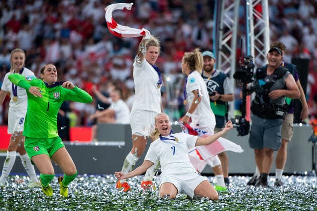 Mary Earps (England 1), Beth Mead (England 7), Millie Bright (England 6) jubeln ueber den Sieg, GBR, England vs. Deutschland, Fussball UEFA Womens EURO 2022, 31.07.2022, Finale GBR, England vs. Deutschland, Fussball UEFA Womens EURO 2022, 31.07.2022, Finale London Copyright: xEibner Memmlerx EP_MMR