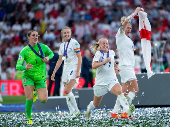 Beth Mead (England 7), Millie Bright (England 6), Leah Williamson (England 8), Mary Earps (England 1) jubeln ueber den Sieg und Titel, GBR, England vs. Deutschland, Fussball UEFA Womens EURO 2022, 31.07.2022, Finale GBR, England vs. Deutschland, Fussball UEFA Womens EURO 2022, 31.07.2022, Finale London Copyright: xEibner Memmlerx EP_MMR