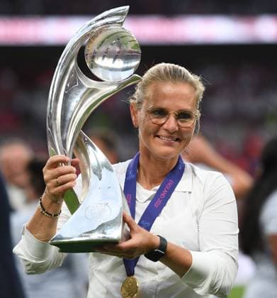 Mandatory Credit: Photo by Anna Gowthorpe Shutterstock (13055302ch) Sabrina Wiegman manager of England celebrates with the trophy England v Germany, Womens UEFA European Championship, EM, Europameisterschaft Final, Football, Wembley Stadium, London, UK - 31 Jul 2022 England v Germany, Womens UEFA European Championship, Final, Football, Wembley Stadium, London, UK - 31 Jul 2022 Copyright: xAnnaxGowthorpe Shutterstockx 13055302ch