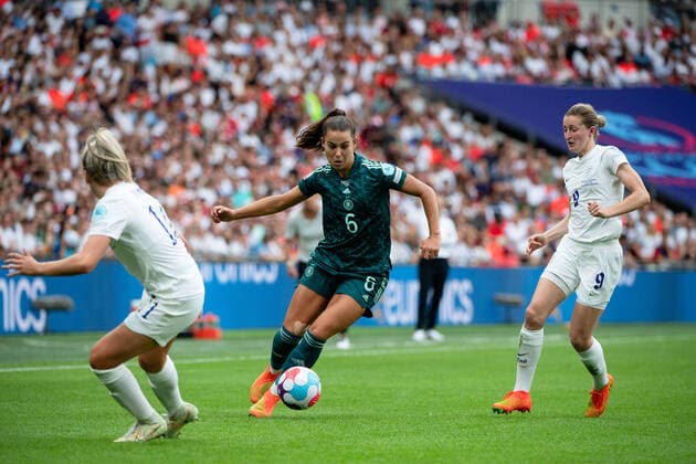 Lena Oberdorf (Deutschland 6) im Zweikampf mit Ellen White (England 9), Lauren Hemp (England 11), GBR, England vs. Deutschland, Fussball UEFA Womens EURO 2022, 31.07.2022, Finale GBR, England vs. Deutschland, Fussball UEFA Womens EURO 2022, 31.07.2022, Finale London Copyright: xEibner Memmlerx EP_MMR