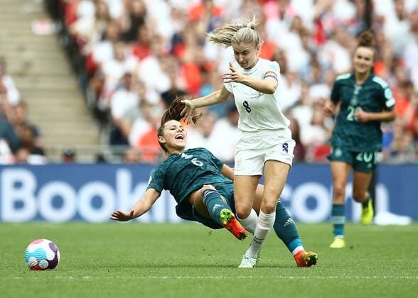 Mandatory Credit: Photo by Michael Zemanek Shutterstock (13055339fx) Leah Williamson of England and Lena Oberdorf of Germany in action England v Germany, Womens UEFA European Championship, EM, Europameisterschaft Final, Football, Wembley Stadium, London, UK - 31 Jul 2022 England v Germany, Womens UEFA European Championship, Final, Football, Wembley Stadium, London, UK - 31 Jul 2022 Copyright: xMichaelxZemanek Shutterstockx 13055339fx