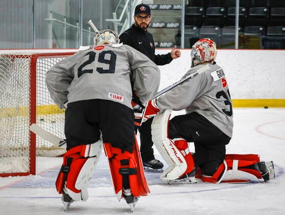 August 2, 2022, Calgary, AB, CANADA: CanadaöÄÃ s national junior team goaltender Brett Brochu, left, and goaltender Dylan Garand, right, listen to goaltending consultant Olivier Michaud during a training camp practice in Calgary, Tuesday, Aug. 2, 2022. Olivier Michaud, Brett Brochu, Dylan Garand - ZUMAc35_ 20220802_zaf_c35_003 Copyright: xJeffxMcintoshx
