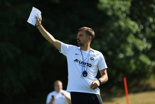 10.08.2022, xcex, GER, Gruenberg, Frauenfussball, 1. Bundesliga, DIE LIGA, FLYERALARM Frauen-Bundesliga Saison 2022 2023, Vorbereitung, Training, SGE, Eintracht Frankfurt Frauen Trainingslager, Trainer Niko Arnautis DFL regulations prohibit any use of photographs as image sequences and or quasi-video