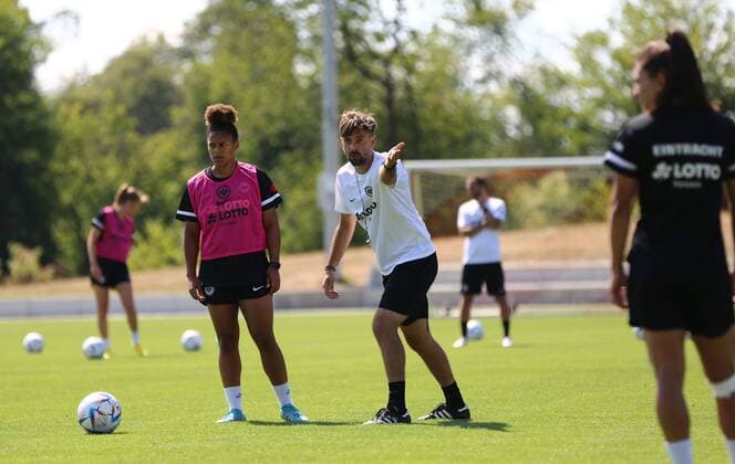 10.08.2022, xcex, GER, Gruenberg, Frauenfussball, 1. Bundesliga, DIE LIGA, FLYERALARM Frauen-Bundesliga Saison 2022 2023, Vorbereitung, Training, SGE, Eintracht Frankfurt Frauen Trainingslager, Trainer Niko Arnautis, Shekiera Martinez DFL regulations prohibit any use of photographs as image sequences and or quasi-video