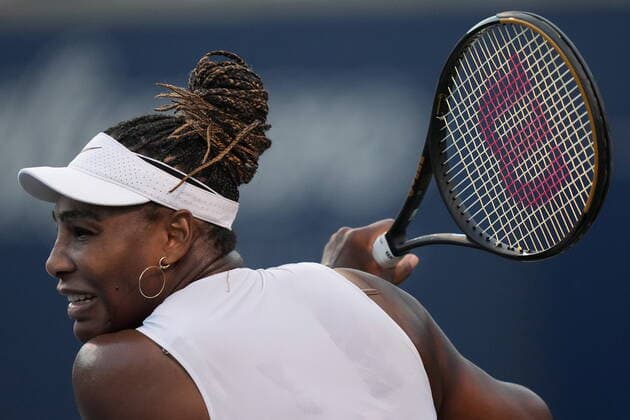 August 10, 2022, TORONTO, ON, CANADA: Serena Williams, of the USA, returns the ball against Belinda Bencic, of Switzerland, during the National Bank Open tennis tournament in Toronto on Wednesday, August 10, 2022. Serena Williams; Belinda Bencic - ZUMAc35_ 20220810_zaf_c35_134 Copyright: xNathanxDenettex