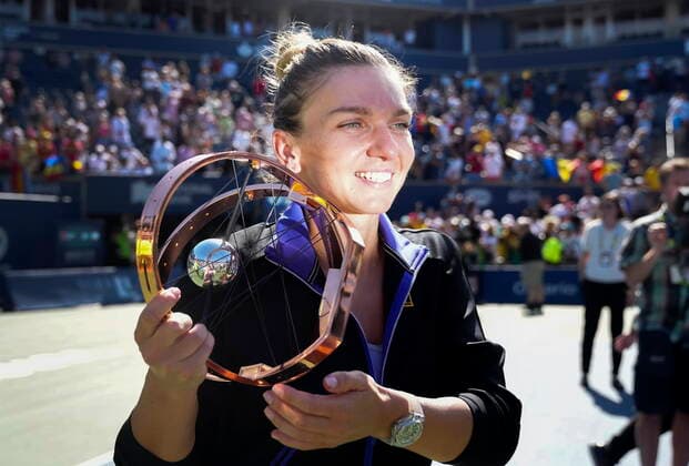 August 14, 2022, TORONTO, ON, CANADA: Simona Halep, of Romania, reacts while holding the trophy after defeating Beatriz Haddad Maia, of Brazil, to win the National Bank Open finals tennis tournament in Toronto on Sunday, August 14, 2022. Canada News - August 14, 2022 - ZUMAc35_ 20220814_zaf_c35_081 Copyright: xNathanxDenettex