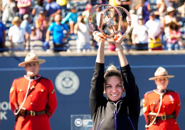 August 14, 2022, TORONTO, ON, CANADA: Simona Halep, of Romania, hoists the trophy after defeating Beatriz Haddad Maia, of Brazil, to win the National Bank Open finals tennis tournament in Toronto on Sunday, August 14, 2022. Canada News - August 14, 2022 - ZUMAc35_ 20220814_zaf_c35_101 Copyright: xNathanxDenettex