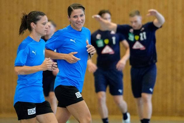 v.li.: Maike Merz (Schiedsrichterin) und Tanja Kuttler (Schiedsrichterin), beim Aufwärmen, Aufwärmprogramm, Warmlaufen vor dem Spiel, Aktion, Action, 17.08.2022, Kronau (Deutschland), Handball, Testspiel, Rhein-Neckar Löwen - Frisch Auf Göppingen