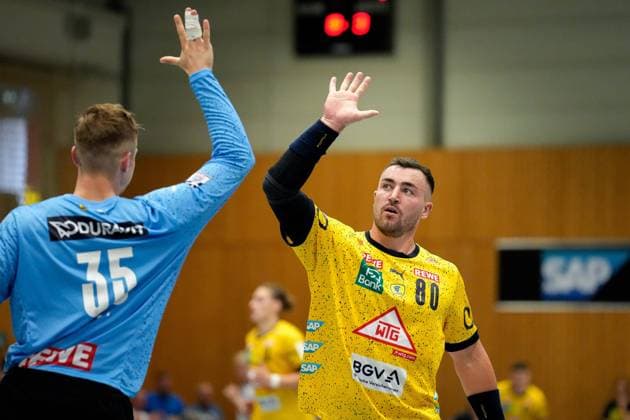 v.li.: Joel Birlehm (Torwart, RNL, 35), Jannik Kohlbacher (RNL, 80), Spieler der Rhein-Neckar-Löwen, jubeln über ein Tor, Jubel, Torjubel, Torerfolg, celebrate the goal, goal, celebration, Jubel ueber das Tor, optimistisch, Spielszene, Highlight, Action, Aktion, 17.08.2022, Kronau (Deutschland), Handball, Testspiel, Rhein-Neckar Löwen - Frisch Auf Göppingen