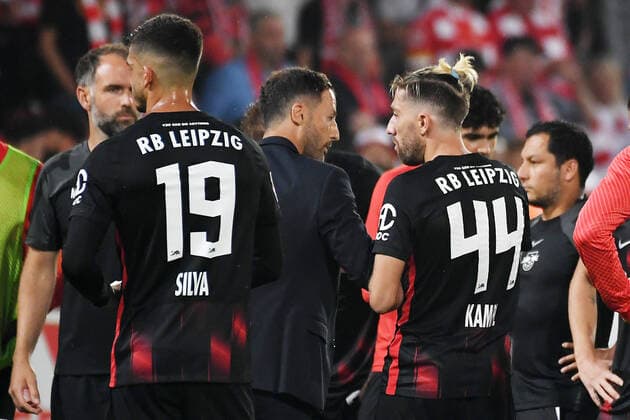 Fußball-Bundesliga Saison 2022 2023, 3. Spieltag, 1. FC Union Berlin vs. RB Leipzig (20.08.2022) 2:1 (2:0). Enttäuschung bei Spielern und Domenico Tedesco (Trainer RB Leipzig) (Mitte) von RB Leipzig nach dem Spiel Union Berlin gegen RB Leipzig (20.08.2022). Zu sehen v.l.n.r. Andre Silva (Mittelstuermer RB Leipzig, Rueckennummer 19, 19), Domenico Tedesco (Trainer RB Leipzig), Hugo Novoa (Mittelstuermer RB Leipzig, Rueckennummer 38, 38), Kevin Kampl (Zentrales Mittelfeld RB Leipzig, Rueckennummer 44, 44) enttäuscht auf dem Spielfeld. Tedesco und Kampl geben sich die Hand. Berlin Berlin Brandenburg Deutschland Stadion an der Alten Försterei