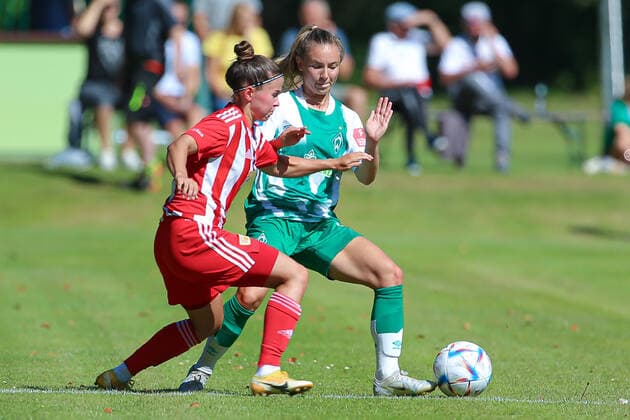 v.li.: Latoya Bach (1. FC Union Berlin, 10) und Michelle Weiß (SV Werder Bremen, 8) im Zweikampf, Duell, Dynamik, Aktion, Action, Spielszene, 21.08.2022, Elsdorf (Deutschland), Fussball, Testspiel Frauen, 1. FC Union Berlin - SV Werder Bremen