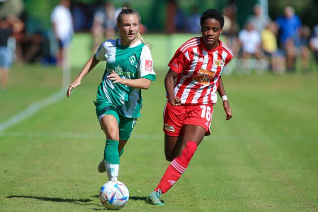 v.li.: Michelle Weiß (SV Werder Bremen, 8) und Naika Reissner (1. FC Union Berlin, 16) im Zweikampf, Duell, Dynamik, Aktion, Action, Spielszene, 21.08.2022, Elsdorf (Deutschland), Fussball, Testspiel Frauen, 1. FC Union Berlin - SV Werder Bremen