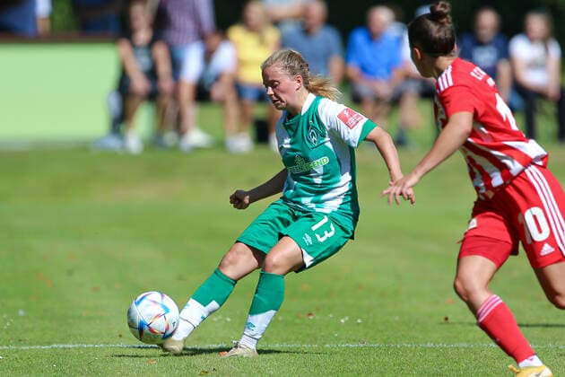 Ricarda Walkling (SV Werder Bremen, 13) am Ball, Einzelbild, Ganzkörper, Aktion, Action, Spielszene, 21.08.2022, Elsdorf (Deutschland), Fussball, Testspiel Frauen, 1. FC Union Berlin - SV Werder Bremen