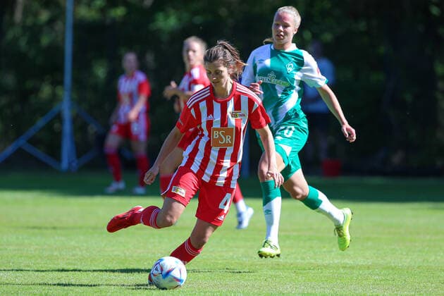 v.li.: Marie Becker (1. FC Union Berlin, 4) am Ball, Einzelbild, Ganzkörper, Aktion, Action, Spielszene, 21.08.2022, Elsdorf (Deutschland), Fussball, Testspiel Frauen, 1. FC Union Berlin - SV Werder Bremen