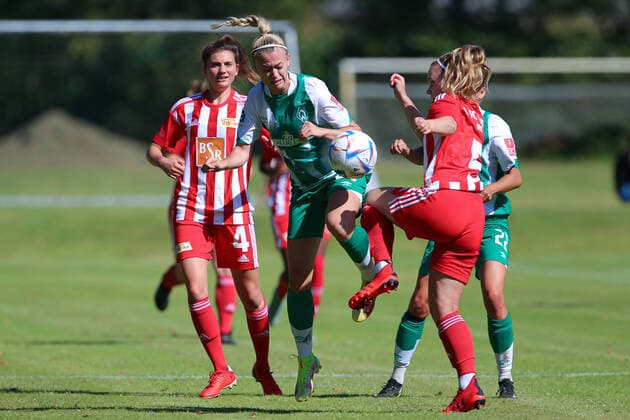 v.li.: Marie Becker (1. FC Union Berlin, 4), Lena Triendl (SV Werder Bremen, 26) und Luca Scheel (1. FC Union Berlin, 5) im Zweikampf, Duell, Dynamik, Aktion, Action, Spielszene, 21.08.2022, Elsdorf (Deutschland), Fussball, Testspiel Frauen, 1. FC Union Berlin - SV Werder Bremen