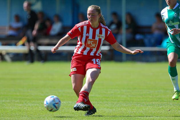 Pauline Wimmer (1. FC Union Berlin, 19) am Ball, Einzelbild, Ganzkörper, Aktion, Action, Spielszene, 21.08.2022, Elsdorf (Deutschland), Fussball, Testspiel Frauen, 1. FC Union Berlin - SV Werder Bremen