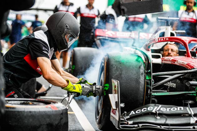 Alfa Romeo F1 Team ORLEN, ambiance pitstop practice, front wing, aileron, during the Formula 1 Rolex Belgian Grand Prix 2022, 14th round of the 2022 FIA Formula One World Championship, WM, Weltmeisterschaft from August 26 to 28, 2022 on the Circuit de Spa-Francorchamps, in Francorchamps, Belgium - F1 - BELGIAN GRAND PRIX 2022 DPPI Panoramic 00122033__V2_9610