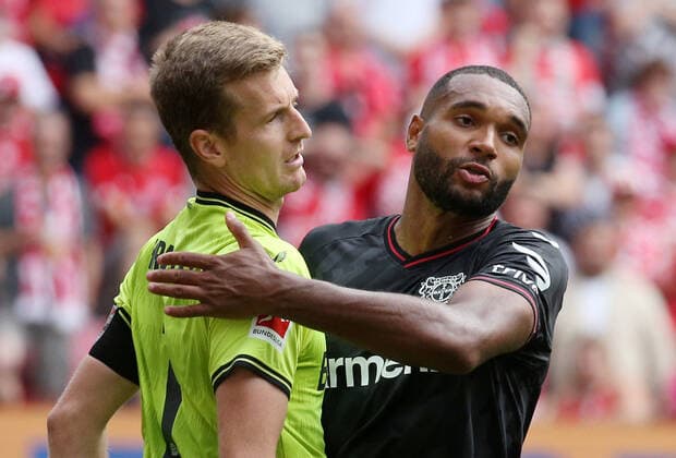 Lukas Hradecky (1, Torwart, Leverkusen), Jonathan Tah (4, Bayer Leverkusen), 27.08.2022, Fußball, 1. Bundesliga, 1. FSV Mainz 05 - Bayer 04 Leverkusen, 4. Spieltag, Saison 2022 23, MEWA Arena, Mainz, Deutschland, zmdz, ** DFB & DFL regulations prohibit any use of photographs as image sequences and or quasi-video. ** 1. FSV Mainz 05 - Bayer 04 Leverkusen