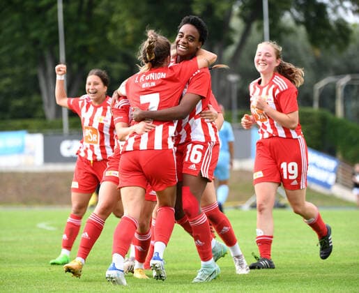 Fussball, Frauen, Saison 2022 2023, Regionalliga Nordost (1. Spieltag), FC Viktoria 1889 Berlin - 1. FC Union Berlin, v. l. Lisa Heiseler (1. FC Union Berlin), Naika Reissner (1. FC Union Berlin), Pauline Wimmer (1. FC Union Berlin), Jubel nach Tor zum 1:2, 28.08. 2022, Copyright: xSebastianxRäppold MatthiasxKochx