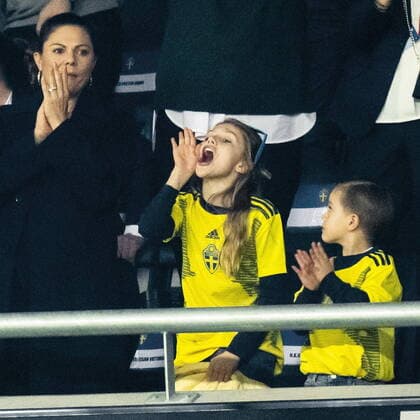 Kronprinsessan Victoria, prinsessan Estelle, prins Oscar och prins Daniel pa läktaren under VM-kvalmatchen i grupp B mellan Sverige och Kosovo pa Friends arena Stockholm Sverige SPO x2512x