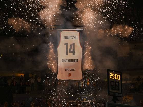 Das Trikot von Dirk Nowitzki unter dem Hallendach. Frankreich vs. Deutschland, Basketball, Europameisterschaft 2022, Gruppenphase, Gruppe B, Spiel B 1, 01.09.2022 Frankreich vs. Deutschland, Basketball, Europameisterschaft 2022, Gruppenphase, Gruppe B, Spiel B 1, 01.09.2022 Koeln Copyright: xThomasxHaeslerx EP_EER