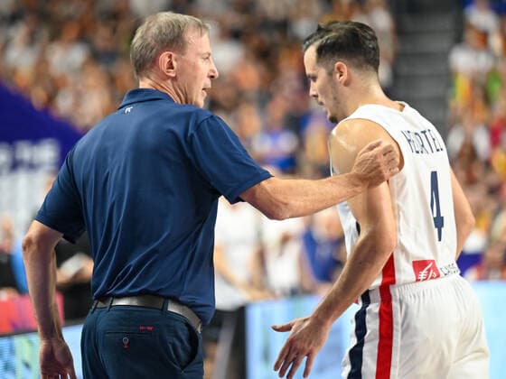 Vincent Collet (Team France, Coach) mit Thomas Heurtel (Team France, 04). Frankreich vs. Deutschland, Basketball, Europameisterschaft 2022, Gruppenphase, Gruppe B, Spiel B 1, 01.09.2022 Frankreich vs. Deutschland, Basketball, Europameisterschaft 2022, Gruppenphase, Gruppe B, Spiel B 1, 01.09.2022 Koeln Copyright: xThomasxHaeslerx EP_EER