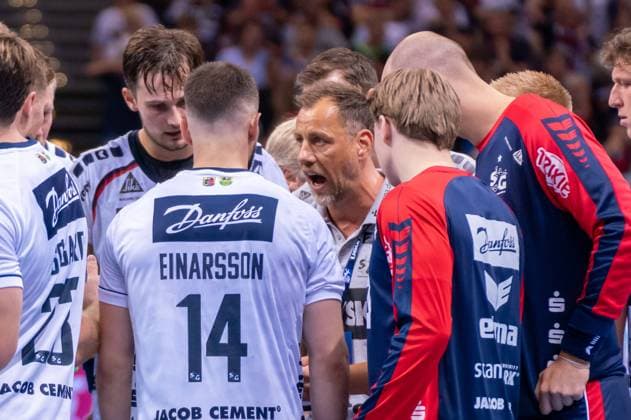 Maik Machulla (SG Flensburg-Handewitt Trainer) waehrend der Auszeit Handball Verein Hamburg vs. SG Flensburg-Handewitt, Handball, Bundesliga, Spieltag 1, Saison 2022 2023, 01.09.2022 -Pressefoto Marcel von Fehrn Handball Sport Verein Hamburg vs. SG Flensburg-Handewitt, Handball, Bundesliga, Spieltag 1, Saison 2022 2023, 01.09.2022 Hamburg Copyright: xMarcelxvonxFehrnx EP_EER