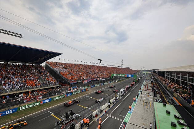 Start of the race, 01 VERSTAPPEN Max (nld), Red Bull Racing RB18, 16 LECLERC Charles (mco), Scuderia Ferrari F1-75, action during the Formula 1 Heineken Dutch Grand Prix 2022, 15th round of the 2022 FIA Formula One World Championship, WM, Weltmeisterschaft from September 2 to 4, 2022 on the Zandvoort Circuit, in Netherlands, Belgium - F1 - DUTCH GRAND PRIX 2022 - RACE DPPI Panoramic 00122036_1R6_0462_1.JPG_