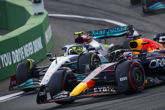 01 VERSTAPPEN Max (nld), Red Bull Racing RB18, overtakes 44 HAMILTON Lewis (gbr), Mercedes AMG F1 Team W13, action for the lead during the Formula 1 Heineken Dutch Grand Prix 2022, 15th round of the 2022 FIA Formula One World Championship, WM, Weltmeisterschaft from September 2 to 4, 2022 on the Zandvoort Circuit, in Netherlands, Belgium - F1 - DUTCH GRAND PRIX 2022 - RACE DPPI Panoramic 00122036__V2_9282.JPG_