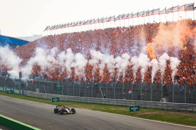 01 VERSTAPPEN Max (nld), Red Bull Racing RB18, action spectators, fans, grandstands, gradins, orange army, celebrations during the Formula 1 Heineken Dutch Grand Prix 2022, 15th round of the 2022 FIA Formula One World Championship, WM, Weltmeisterschaft from September 2 to 4, 2022 on the Zandvoort Circuit, in Netherlands, Belgium - F1 - DUTCH GRAND PRIX 2022 - RACE DPPI Panoramic 00122036_AV6_0350