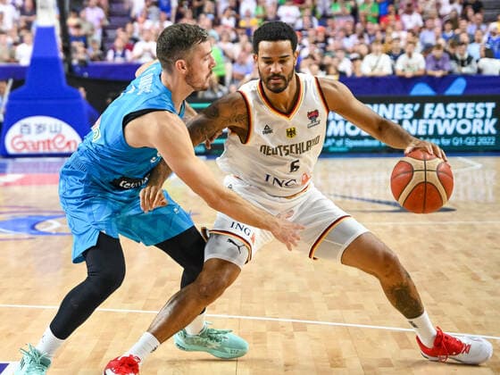 Goran Dragic (Team Slovenia, 03) gegen Nick Weiler-Babb (Team Germany, 06). Deutschland vs. Slowenien, Basketball, Europameisterschaft 2022, FIBA EUROBASKET 2022, Gruppenphase, Gruppe B, Spiel B 10, 06.09.2022 Deutschland vs. Slowenien, Basketball, Europameisterschaft 2022, FIBA EUROBASKET 2022, Gruppenphase, Gruppe B, Spiel B 10, 06.09.2022 Koeln Copyright: xThomasxHaeslerx EP_EER