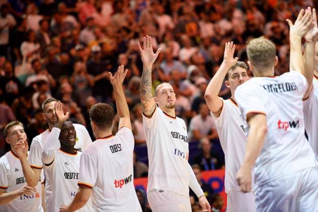 v.l. Justus HOLLATZ (GER), Jonas WOHLFARTH-BOTTERMANN (GER), Dennis SCHROEDER (Schröder) (GER), Andreas OBST (GER), Daniel THEIS (GER), Franz WAGNER (GER), Christian SENGFELDER (GER) klatschen sich ab, Deutschland (GER) - Slowenien (SLO) 80:88, Vorrunde Gruppe B, am 06.09.2022 in Koeln. Basketball Europameisterschaft EuroBasket 2022 in Deutschland, vom 01.09. - 18.09.2022. Â