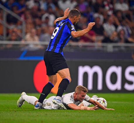 07.09.2022, Fussball UEFA Championsleague 2022 2023: Vorrunde 1.Spieltag, Inter Mailand - FC Bayern München, Giuseppe Meazza Stadion Mailand. v.li: Edin Dzeko (Mailand) gegen Matthijs de Ligt (FC Bayern München)