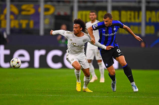 07.09.2022, Fussball UEFA Championsleague 2022 2023: Vorrunde 1.Spieltag, Inter Mailand - FC Bayern München, Giuseppe Meazza Stadion Mailand. v.li: Leroy Sane (Bayern München) gegen Edin Dzeko (Mailand)