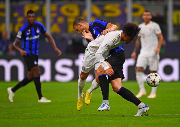 07.09.2022, Fussball UEFA Championsleague 2022 2023: Vorrunde 1.Spieltag, Inter Mailand - FC Bayern München, Giuseppe Meazza Stadion Mailand. v.li: Leroy Sane (Bayern München) gegen Edin Dzeko (Mailand)