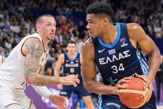 Sport Bilder des Tages v.l. Daniel Theis ( Team Deutschland, 10), Giannis Antetokounmpo (Griechenland, 34), Zweikampf, Action, Kampf, Deutschland vs Griechenland, GER, FIBA Eurobasket, Viertel - Finalspiel, BBL, Basketball - Maenner, Saison 2022, 13.09.2022, GER, FIBA Eurobasket, Deutschland vs Griechenland, Viertel - Finalspiel, BBL, Basketball - Maenner, Saison 2022, 13.09.2022, Berlin Copyright: xEibner-Pressefoto UwexKochx EP_UKH