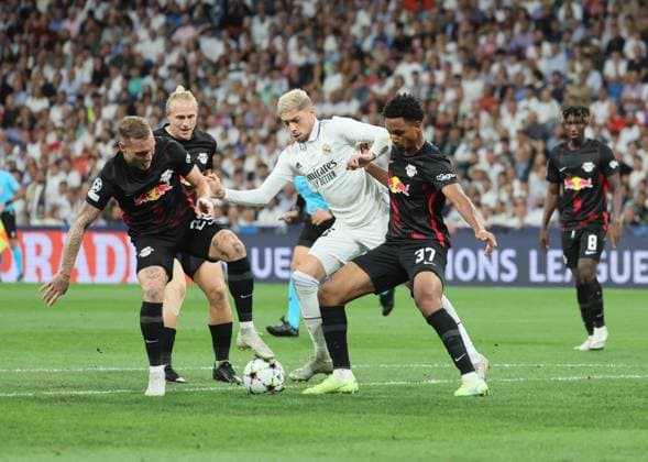 Real Madrid - RB Leipzig 14.09.2022 Madrid, 14.09.2022, Estadio Santiago Bernabeu, Fussball , UEFA Champions League, Gruppe F, 2.Spieltag , Real Madrid vs. RB Leipzig , Im Bild v.l.: David Raum (22, RB Leipzig), Xaver Schlager (24, RB Leipzig), Federico Valverde (15, Real) und Abdou Diallo (37, RB Leipzig) , UEFA regulations prohibit any use of photographs as image sequences and or quasi-video ,