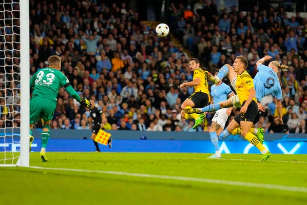 Manchester, United Kingdom 20220914. Manchester City s Erling Braut Haaland scores on Dortmund s goalkeeper Alexander Meyer (left) during the Champions League soccer match between Manchester City and Borussia Dortmund at the Etihad Stadium. Manchester Great Britain xx Copyright: xFredrikxVarfjellx JiJoXNbwrgY
