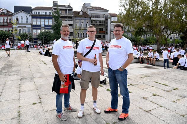 Fussball, Herren, Saison 2022 2023, Europa League, Sporting Braga - 1. FC Union Berlin (Gruppenphase, Gruppe D, 2. Spieltag), die Fans von Union versammelten sich am Nachmittag am Praca Conde Agrolongo in der Innenstadt von Braga, dort wurden auch die weißen Mottoshirts mit der Aufschrift Reisekader für 10 Euro ausgegeben, 15.09. 2022, Copyright: xMatthiasxKochx