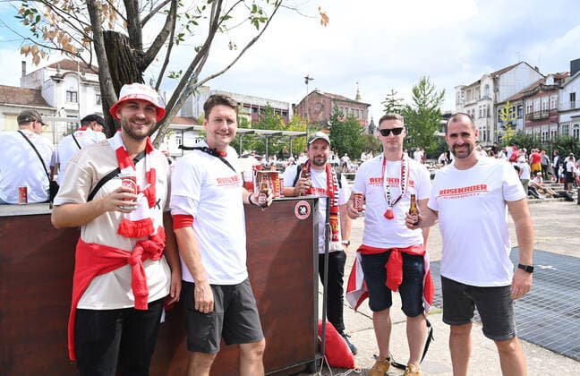 Fussball, Herren, Saison 2022 2023, Europa League, Sporting Braga - 1. FC Union Berlin (Gruppenphase, Gruppe D, 2. Spieltag), die Fans von Union versammelten sich am Nachmittag am Praca Conde Agrolongo in der Innenstadt von Braga, dort wurden auch die weißen Mottoshirts mit der Aufschrift Reisekader für 10 Euro ausgegeben, 15.09. 2022, Copyright: xMatthiasxKochx