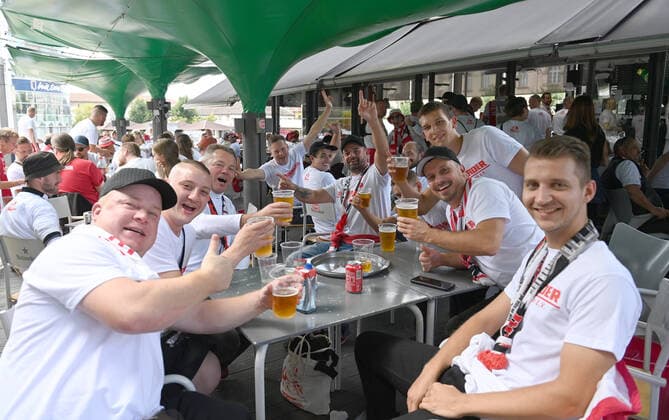 Fussball, Herren, Saison 2022 2023, Europa League, Sporting Braga - 1. FC Union Berlin (Gruppenphase, Gruppe D, 2. Spieltag), die Fans von Union versammelten sich am Nachmittag am Praca Conde Agrolongo in der Innenstadt von Braga, dort wurden auch die weißen Mottoshirts mit der Aufschrift Reisekader für 10 Euro ausgegeben, 15.09. 2022, Copyright: xMatthiasxKochx