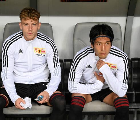 Fussball, Herren, Saison 2022 2023, Europa League, Sporting Braga - 1. FC Union Berlin (Gruppenphase, Gruppe D, 2. Spieltag), v. l. Tim Skarke (1. FC Union Berlin), Genki Haraguchi (1. FC Union Berlin) auf der Bank, 15.09. 2022, Copyright: xMatthiasxKochx